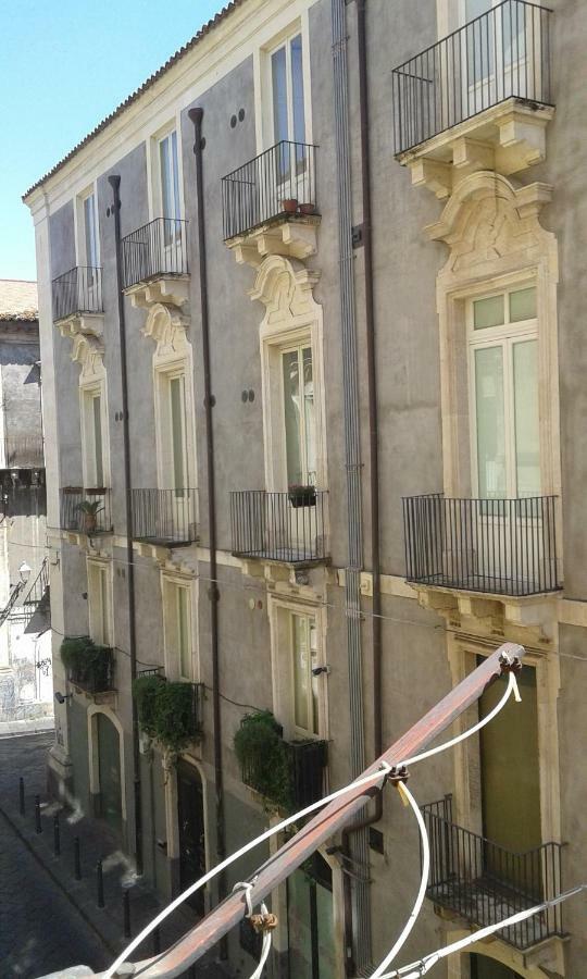 Suite Il Letto Sotto Il Tetto Catania Exterior photo