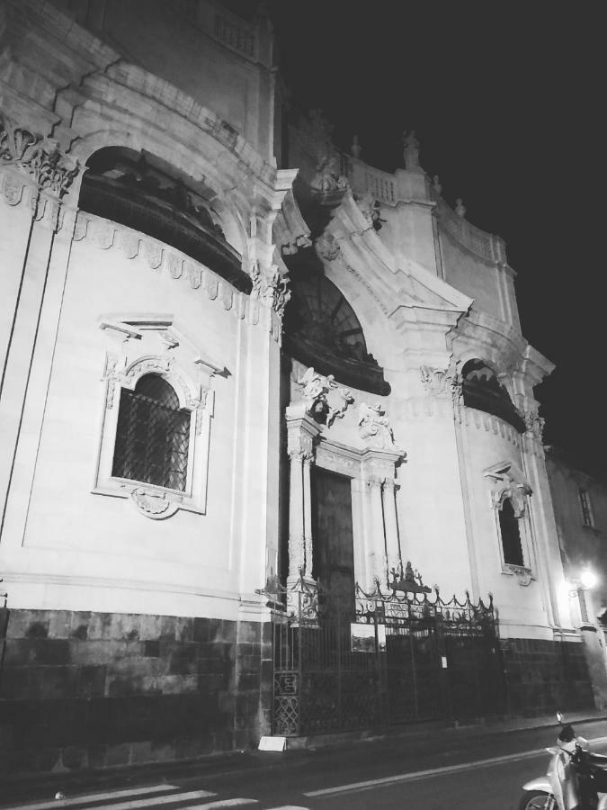 Suite Il Letto Sotto Il Tetto Catania Exterior photo