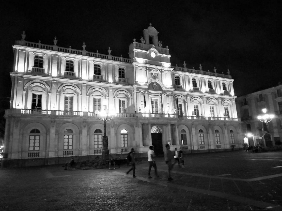 Suite Il Letto Sotto Il Tetto Catania Exterior photo